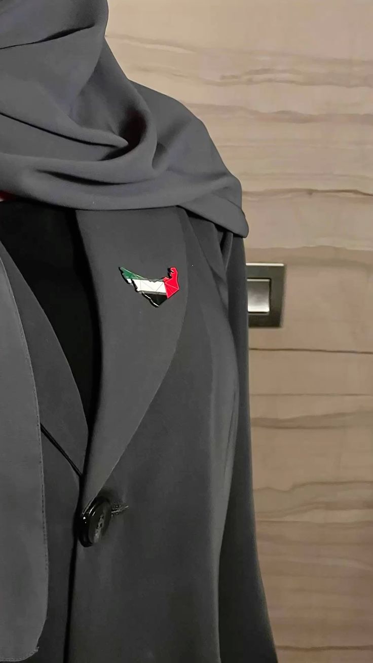 امرأة إماراتية في بيئة تعليمية